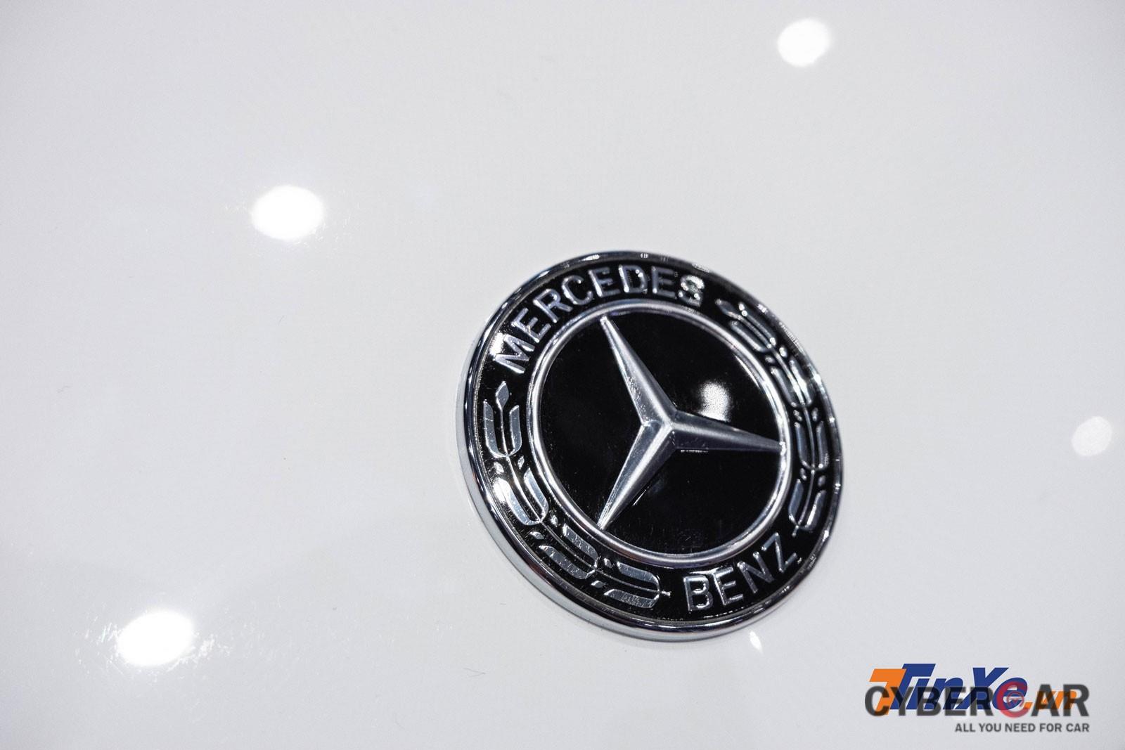 Logo Mercedes-Benz được đặt trên nắp ca-pô của bản E 200 Sport 2019