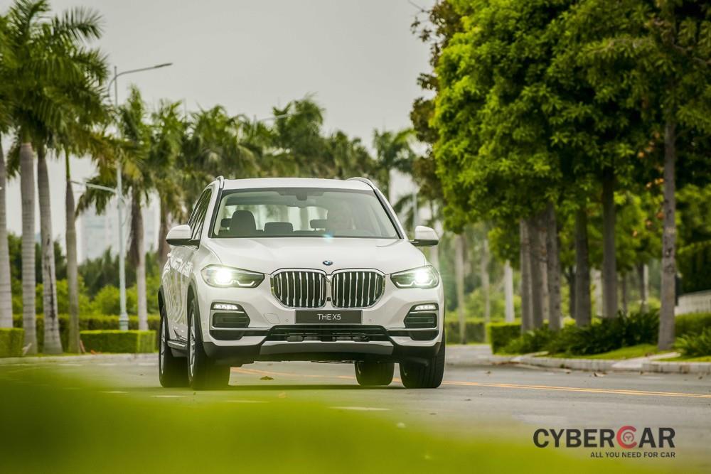 BMW X5 thế hệ mới được trang bị tiêu chuẩn hệ thống đèn trước thích ứng Adaptive LED.