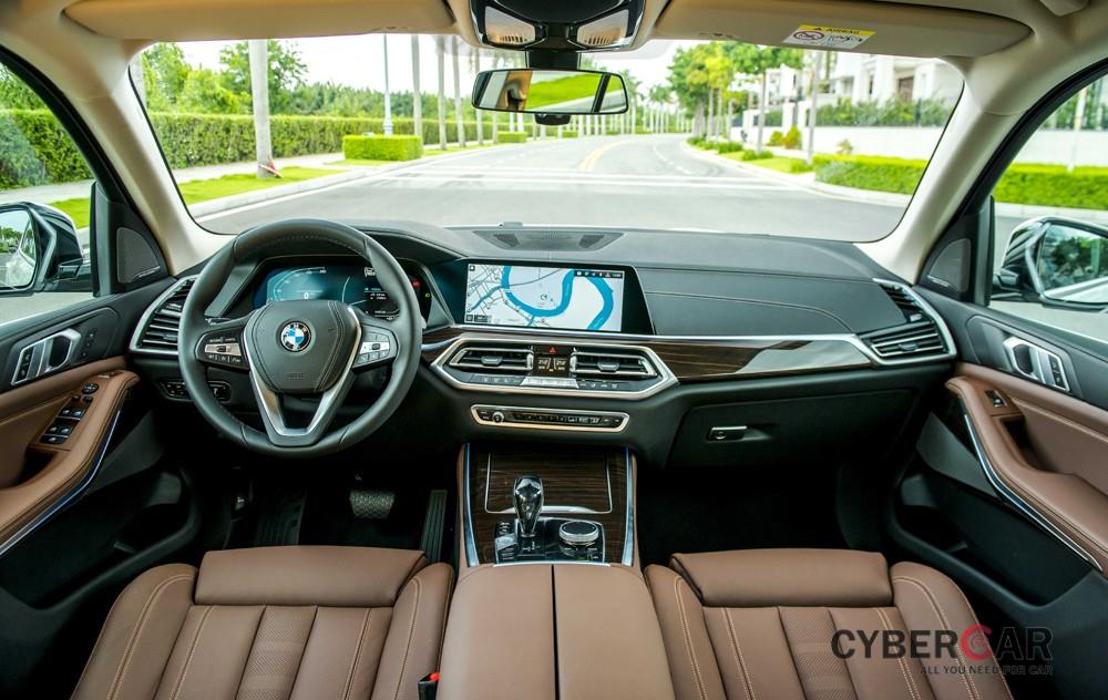 Bên trong BMW X5 thế thệ thứ 4 là một không gian nội thất lịch sự, trang trọng và không kém phần hiện đại.