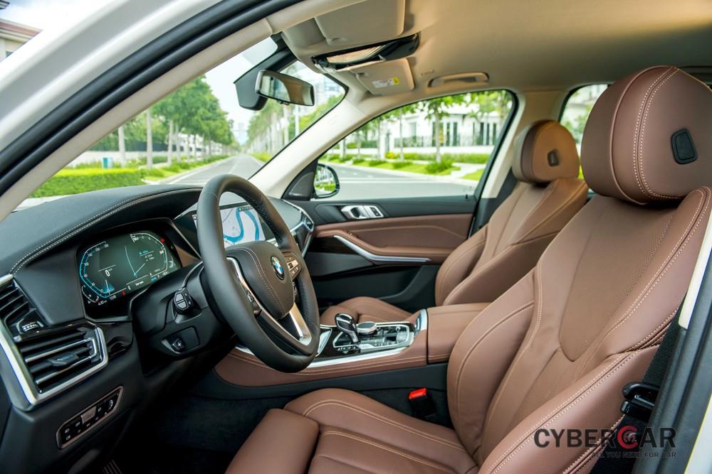 Chất liệu nội thất cũng là yếu tố được chú trọng một cách tỉ mẩn cho mẫu xe mới, và da Vernasca cao cấp với những đường chỉ thêu nổi đặc trưng ứng dụng công nghệ thủ công là một ví dụ điển hình. BMW X5 thế hệ mới được trang bị tiêu chuẩn hệ thống chỉnh điện cho các hàng ghế, cũng như hàng ghế phía t