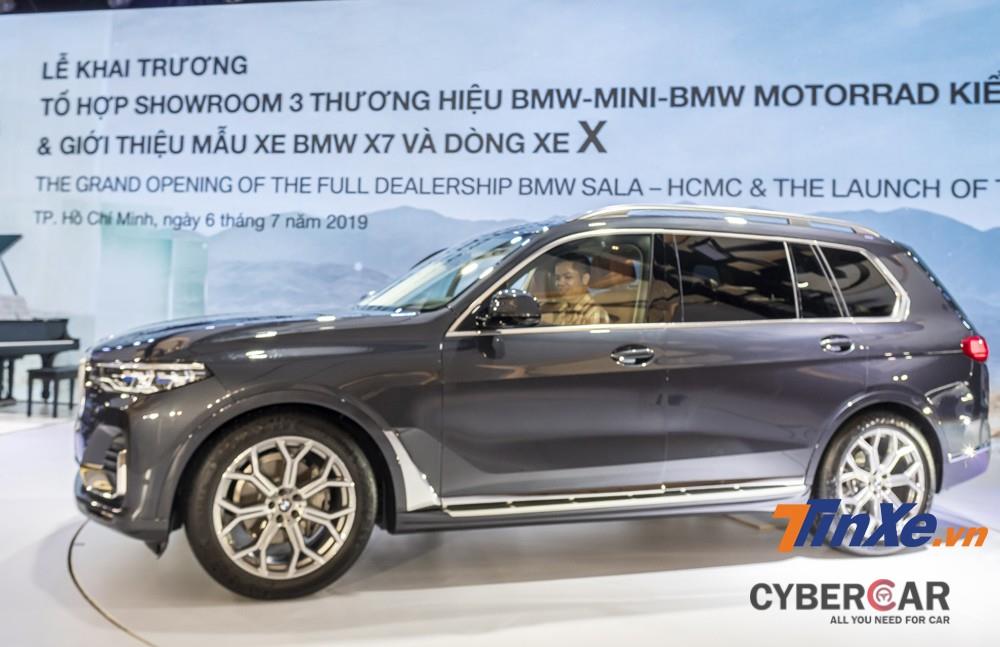 BMW X7 sở hữu các số đo DxRxC tương ứng là 5.151 x 2.000 x 1.805 mm. Chiều dài cơ sở của xe cũng lên tới 3.105 mm.