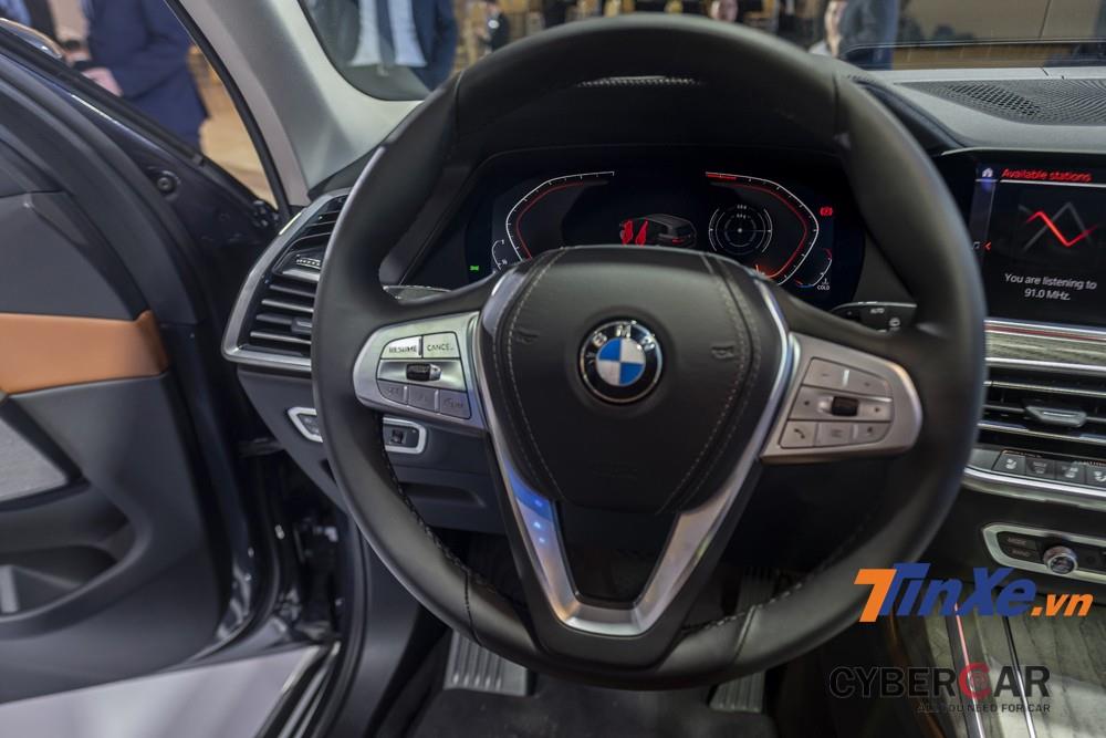 Vô-lăng ba chấu thể thao đặc trưng của BMW và các nút bấm điều khiển được tích hợp.