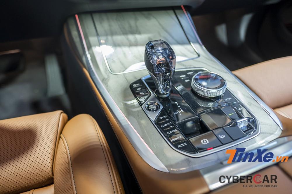 Cần số điện tử được thiết kế mới với chất liệu trong suốt là một điểm nhấn khá thú vị bên BMW X7.