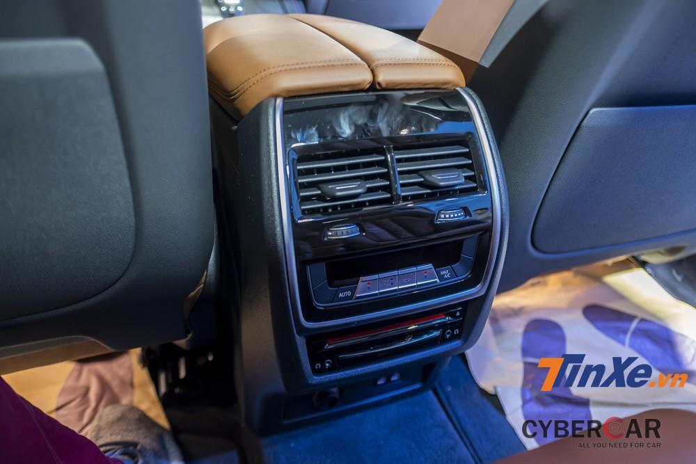 Ở hàng ghế thứ hai, BMW X7 được trang bị hệ thống điều hoà tự động riêng để mang lại sự thoải mái cho hành khách phía sau.