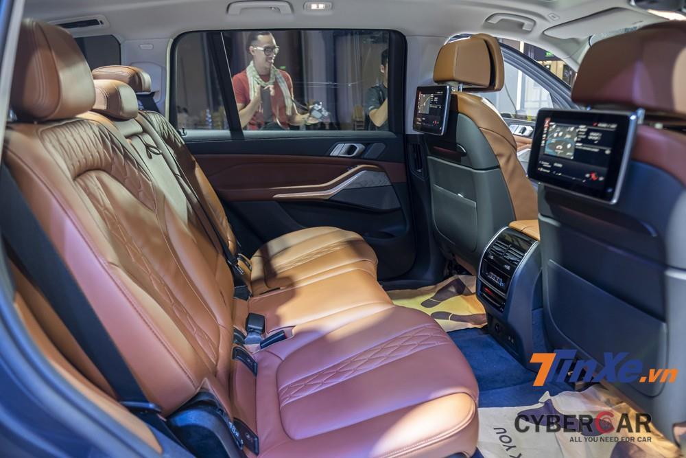 Hàng ghế thứ 2 của BMW X7 có thể điều khiển tự động thông qua nút bấm.