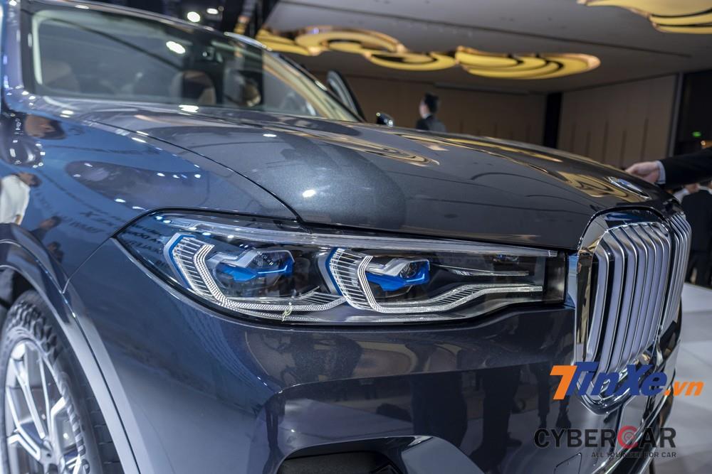 BMW X7 tại Việt Nam được trang bị hệ thống đèn chiếu sáng Lazer thông minh cho phép tự điều chỉnh góc chiếu khi gặp phương tiện đi ngược chiều.