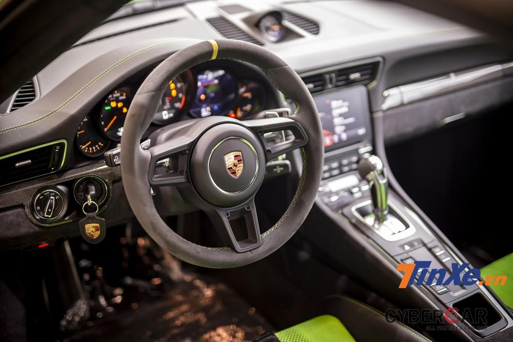 Không gian nội thất của Porsche 911 GT3 RS 2019 cũng được phù màu xanh đồng điệu với phần sơn ngoại thất. Ngoài ra có thể thấy được sự tinh tế, gọn gàng và thực dụng ở cách bố trí thiết kế bên trong xe.