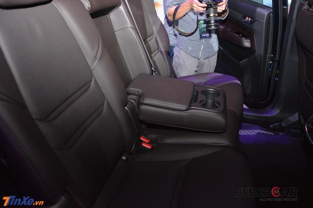 Hàng ghế thứ 2 của Mazda CX-8 có thêm bệ tỳ tay và hộc đựng cốc