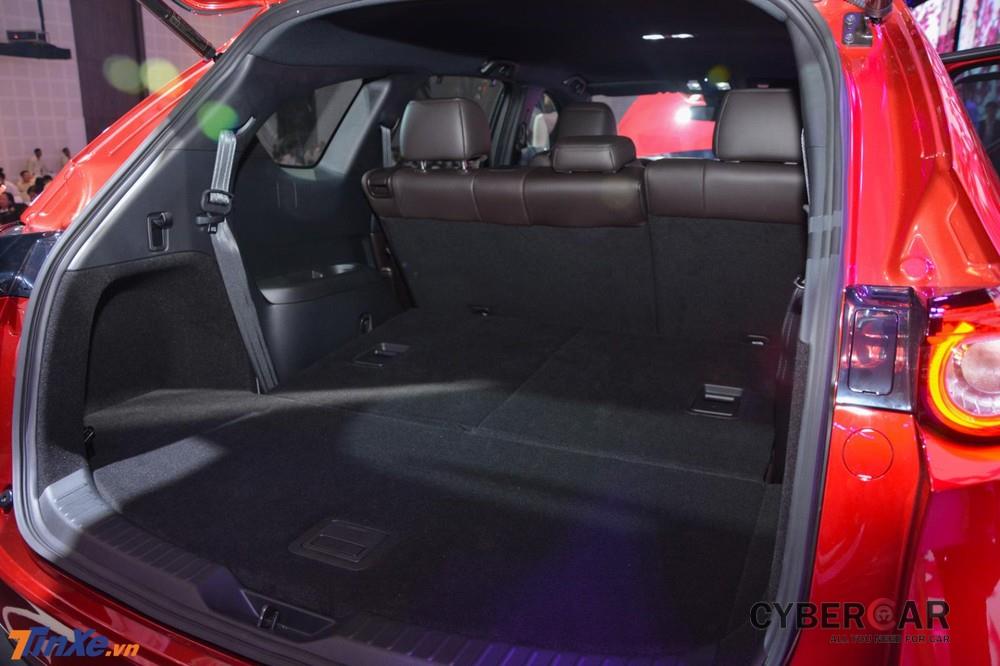 Thể tích khoang hành lý của Mazda CX-8 lên đến 742 lít khi gập hàng ghế thứ 3 lại