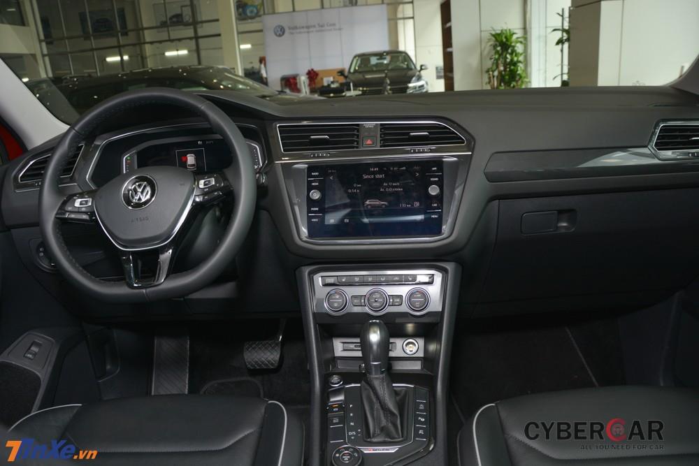 Cận cảnh khoang lái của Volkswagen Tiguan Allspace Luxury 