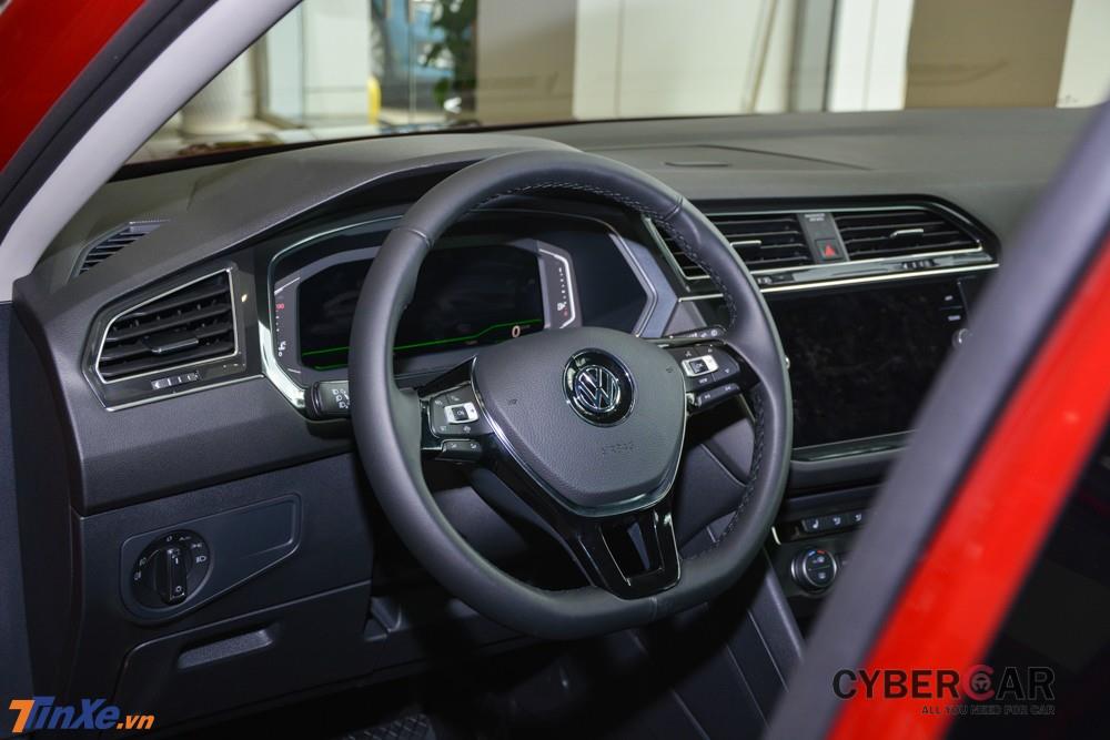 Vô lăng của Volkswagen Tiguan Allspace Luxury điều chỉnh 4 hướng và tự thu lại khi va đập