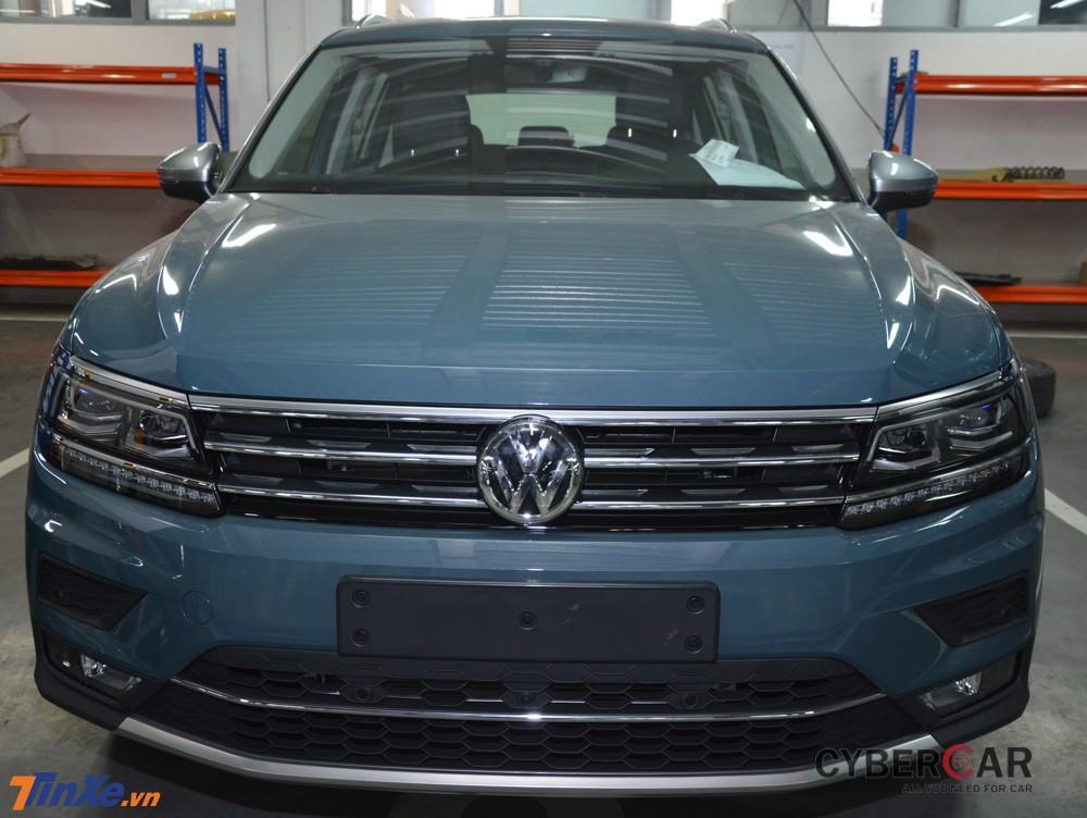 Điểm khác biệt duy nhất ở bên ngoài của Volkswagen Tiguan Allspace Luxury chính là màu sơn xanh Petroleum Metalic