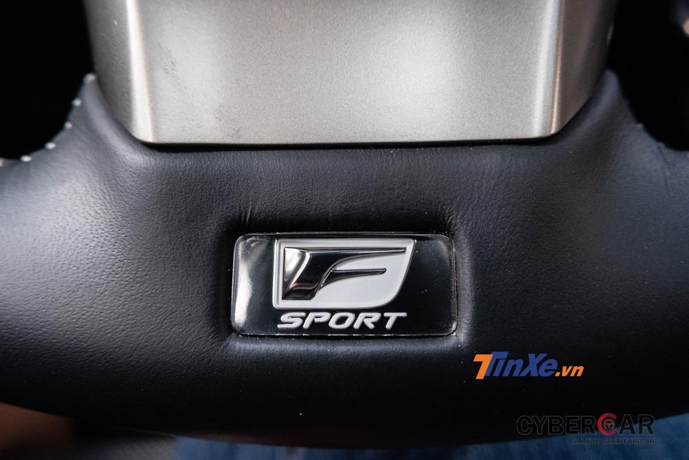 Logo F-Sport khá lớn trên vô lăng tách biệt chiếc xe ra khỏi phiên bản thường
