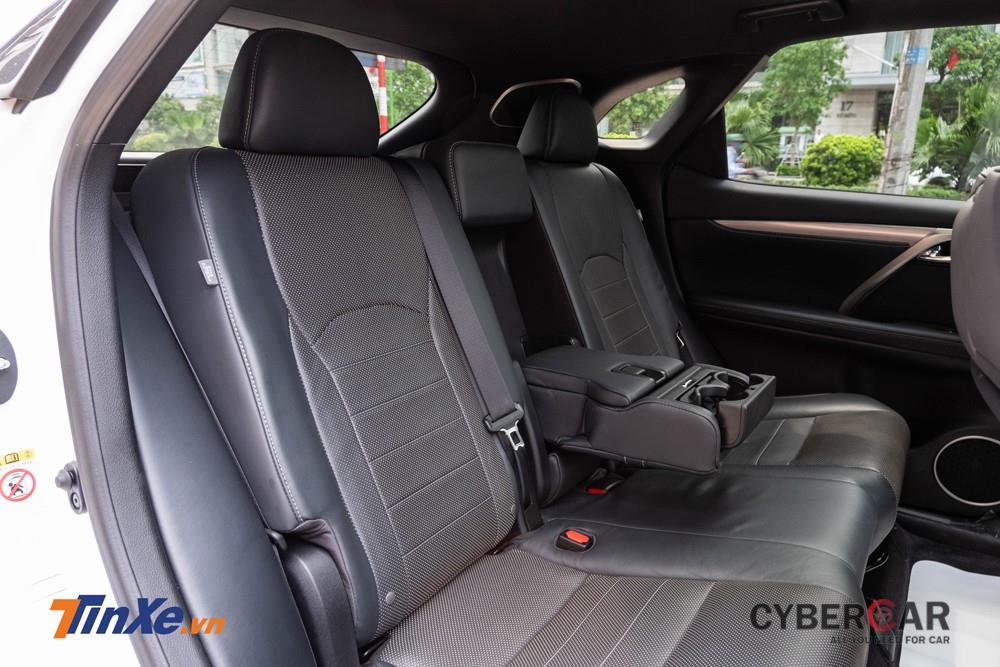 Hàng ghế sau có chỉnh điện, bệ tì tay không có bảng điều khiển như những mẫu sedan hạng sang khác của Lexus nhưng có đệm khá dày, cho cảm giác dễ chịu khi sử dụng