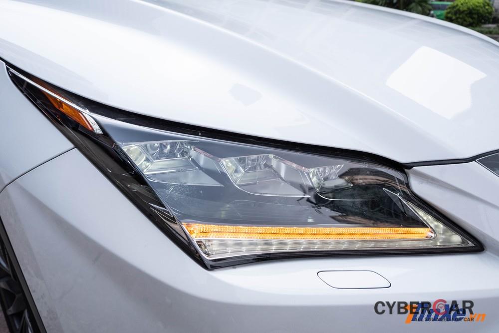 Cặp “mắt” sắc sảo tích hợp dải đèn LED định vị ban ngày, bên trong là 3 chóa đèn LED hình vuông thể thao – một thiết kế đang được Lexus ưa chuộng trong những năm gần đây