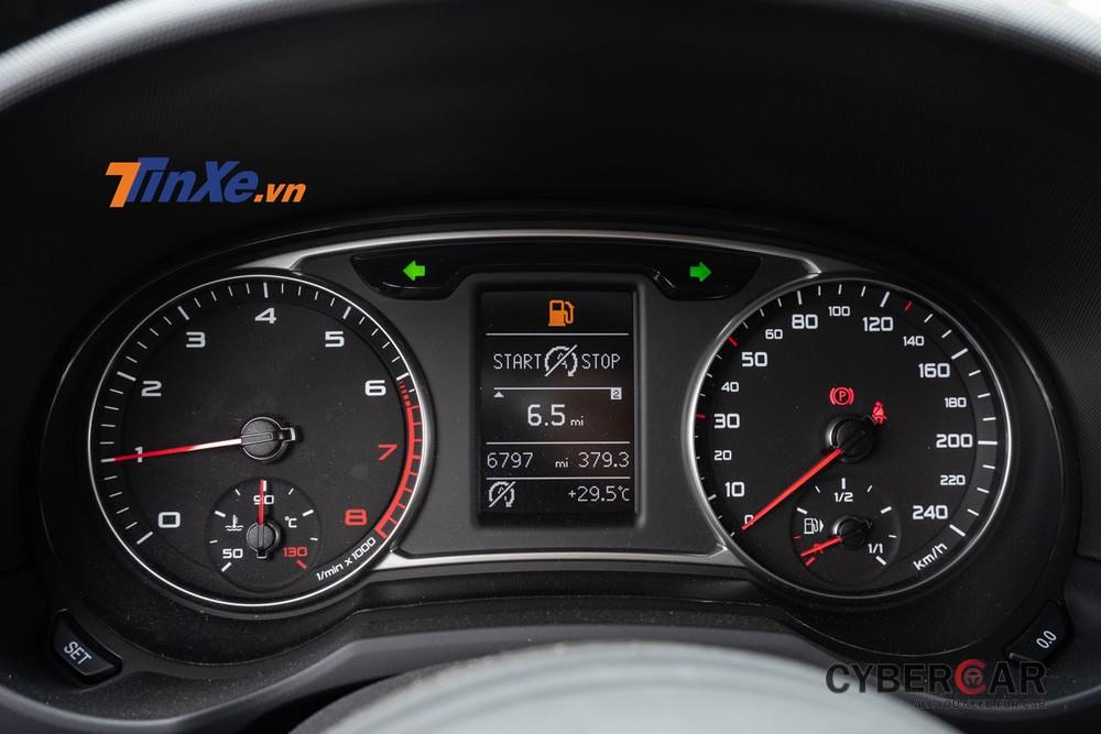 Bảng đồng hồ trên xe có dạng analogue kết hợp với màn hình đơn sắc