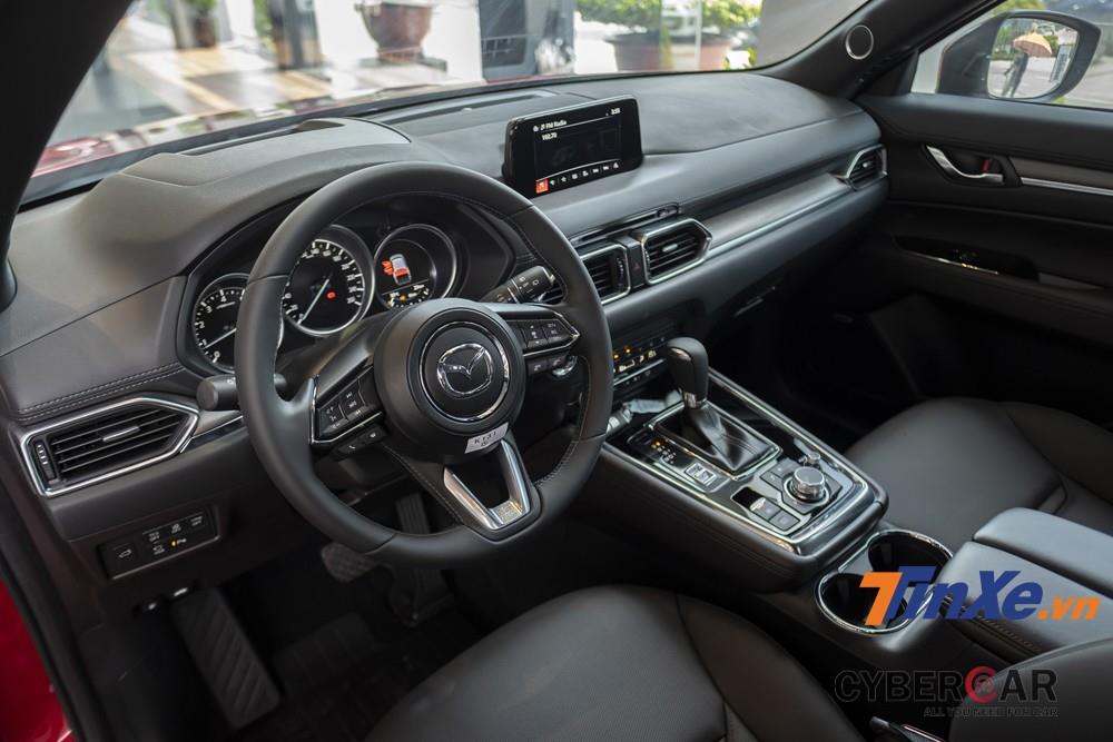 Nội thất bên trong Mazda CX-8 mang hơi hướng cao cấp nhờ vào những chi tiết như da Nappa, táp-lô ốp gỗ,...