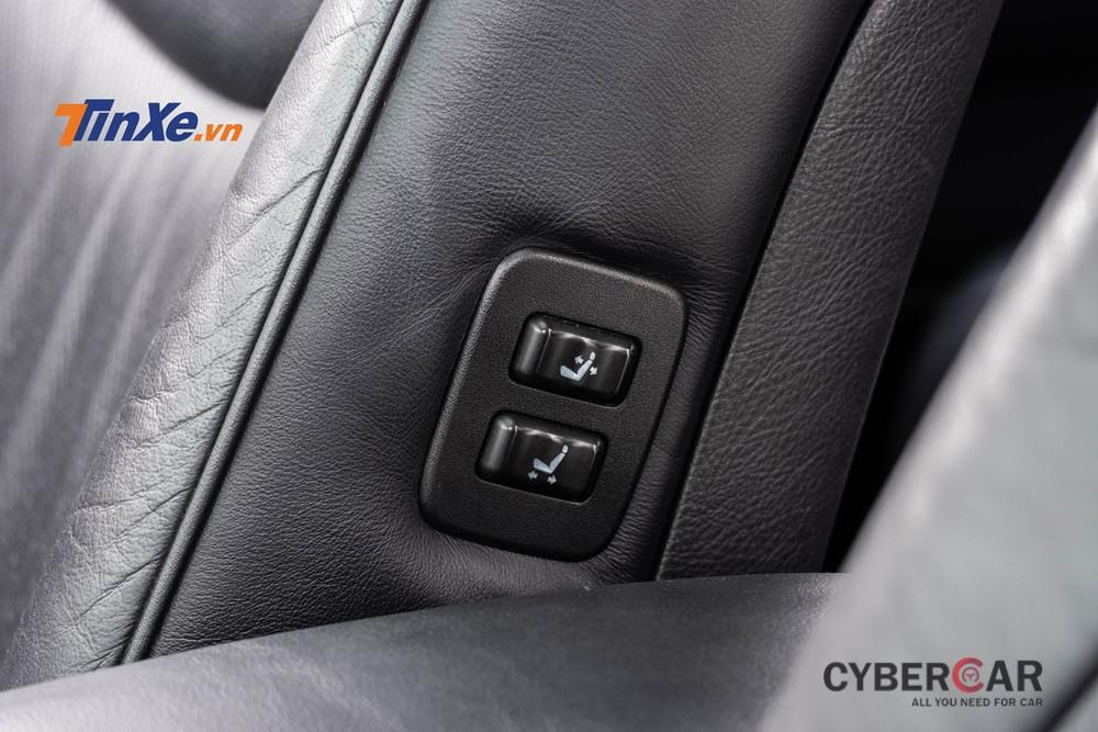 Bên hông ghế phụ phía trước có nút điều chỉnh cho phép người ngồi hàng ghế sau chủ động sắp xếp không gian ngồi của mình – một chi tiết vẫn luôn được chú trọng trên những mẫu xe sang ngày nay