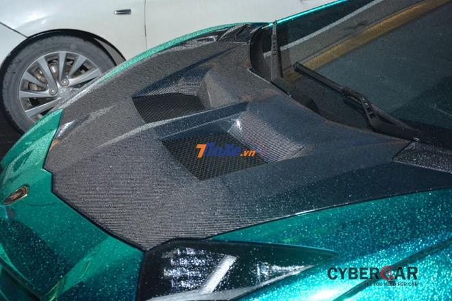 Ngoài màu xanh lam crôm, chiếc siêu xe Lamborghini Aventador Limited Edition 50 này còn có nhiều chi tiết bằng sợi carbon như nắp khoang hành lý phía trước