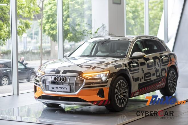Audi e-Tron vẫn mang những đường nét đậm chất Audi như hệ thống đèn LED Matrix, lưới tản nhiệt cỡ lớn và kích thước thì chỉ nhỏ hơn Audi Q8 một chút.
