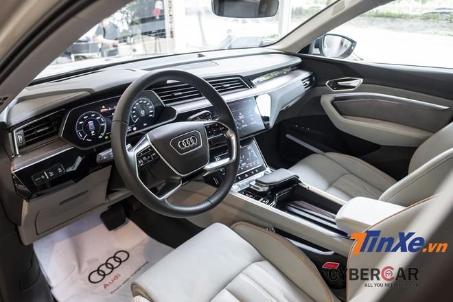 Nội thất bên trong Audi e-Tron mang xu thế tương lai.