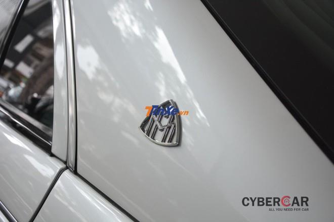 Logo M kép đặc trưng của Maybach cũng xuất hiện trên những chiếc xe siêu sang Mercedes-Maybach S-Class ngày nay