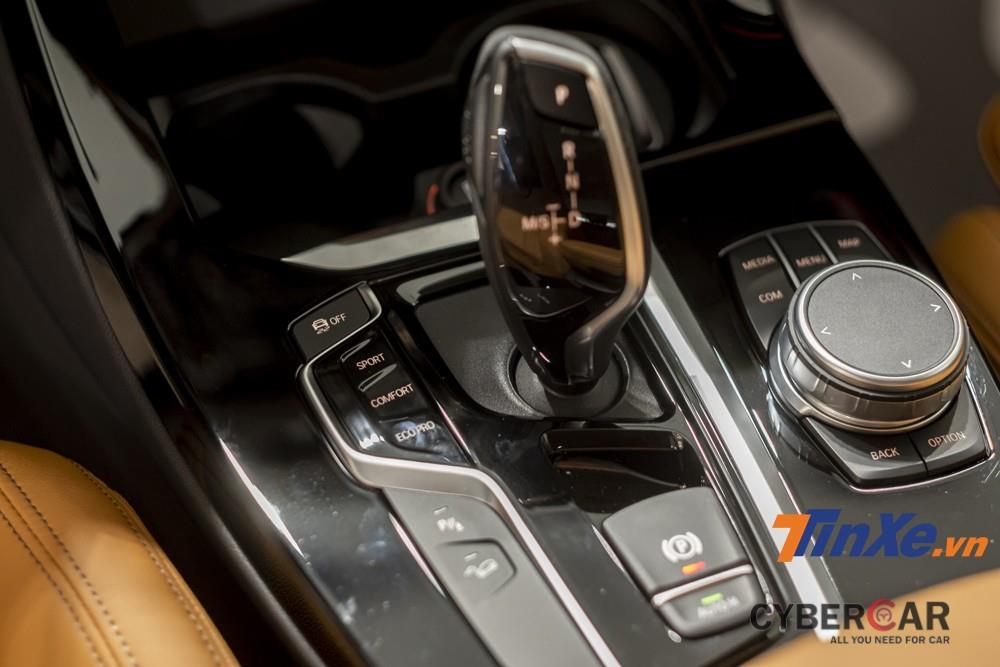 Bệ điều khiển trung tâm khá quen thuộc của BMW X3.