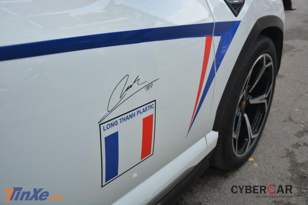 Bên hông xe có logo công ty gia đình Minh Nhựa và chữ ký của chủ nhân chiếc Lamborghini Urus