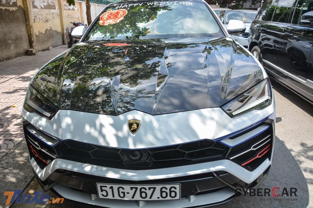 Phần đầu xe Lamborghini Urus của Minh Nhựa có sự thay đổi lớn khi trang bị nắp capô độ carbon của Mansory