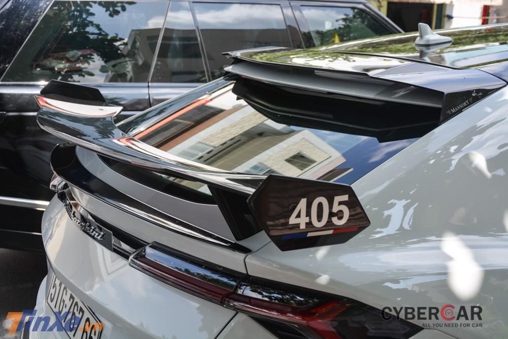 Chi tiết cánh gió đuôi carbon trên bản độ Lamborghini Urus Mansory của Minh Nhựa
