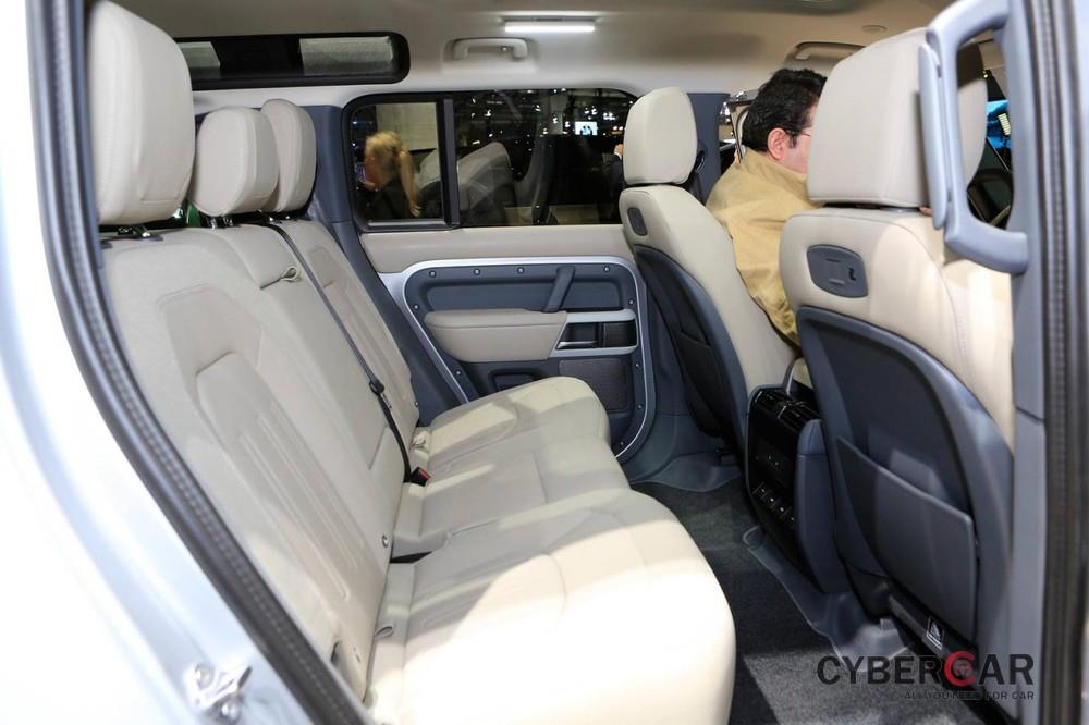 Land Rover Defender 2020 có thể đi kèm nội thất 5 chỗ, 6 chỗ hoặc 7 chỗ (5+2)