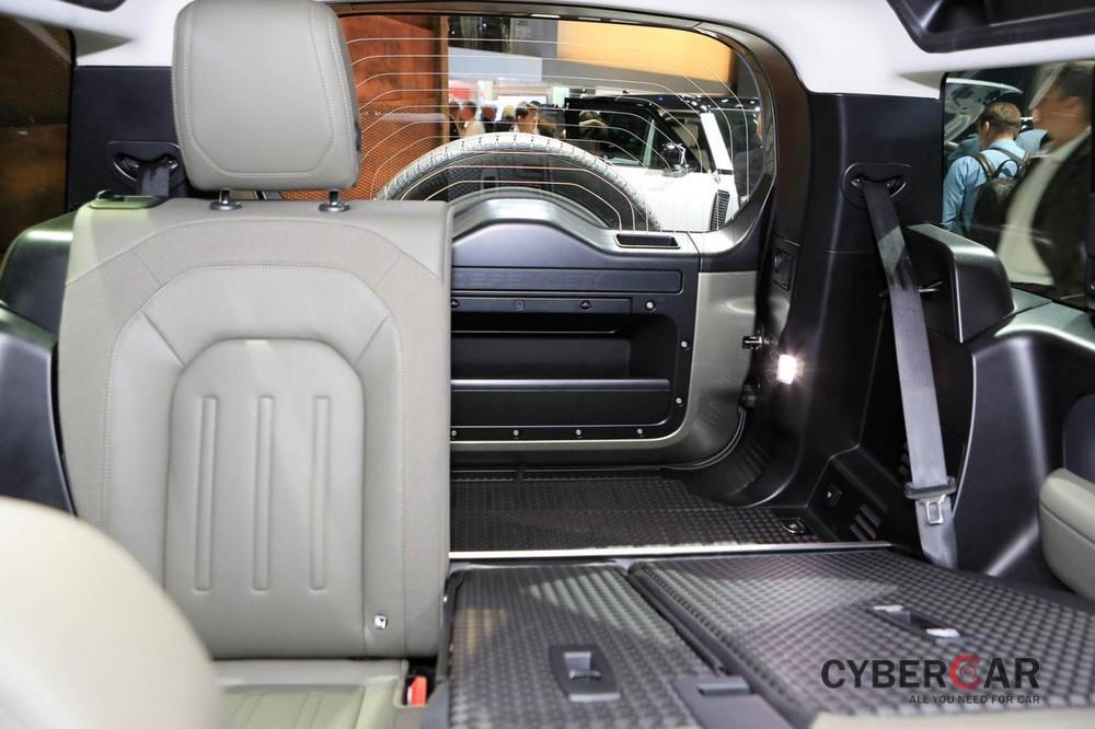 Land Rover Defender 2020 có cốp sau khá rộng rãi, đảm bảo tính thực dụng