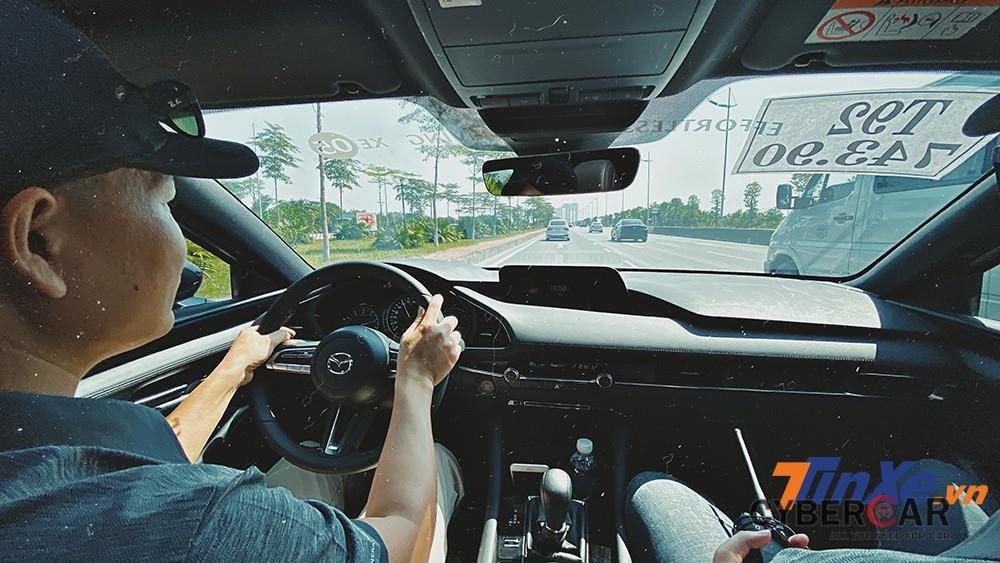 Thân xe đầm chắc, cách âm tốt, công nghệ nhiều là những điểm cộng của Mazda3 2020.