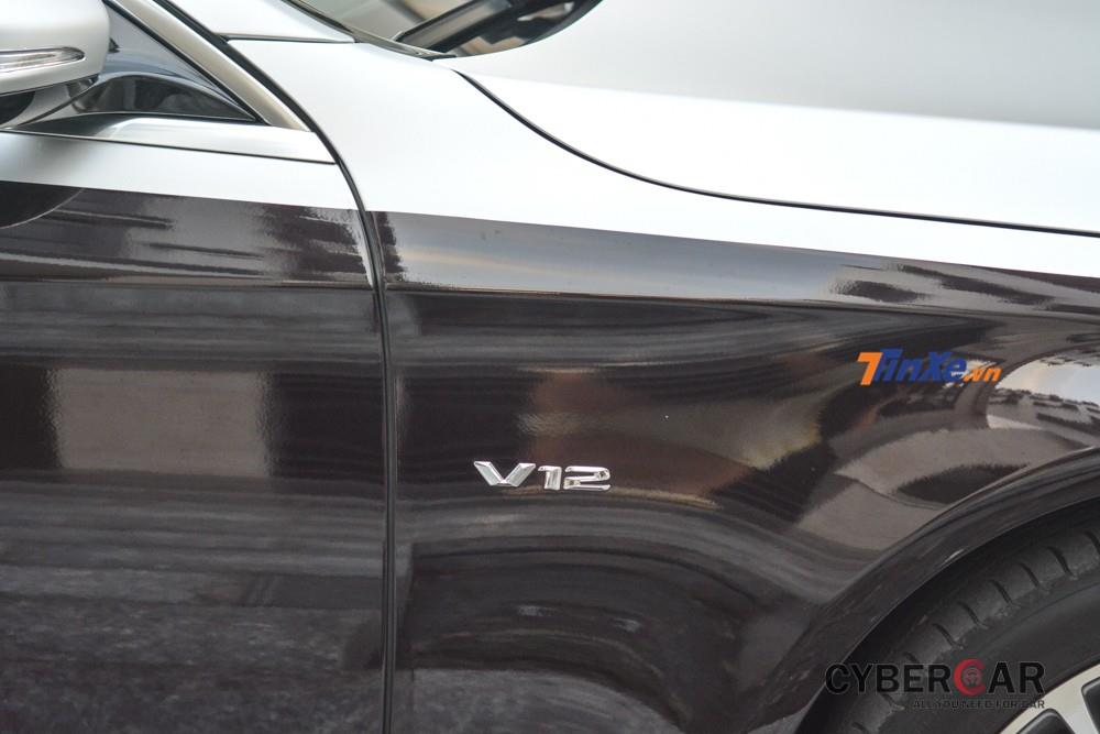 Logo V12 gắn bên hông xe chiếc Mercedes-Benz S500
