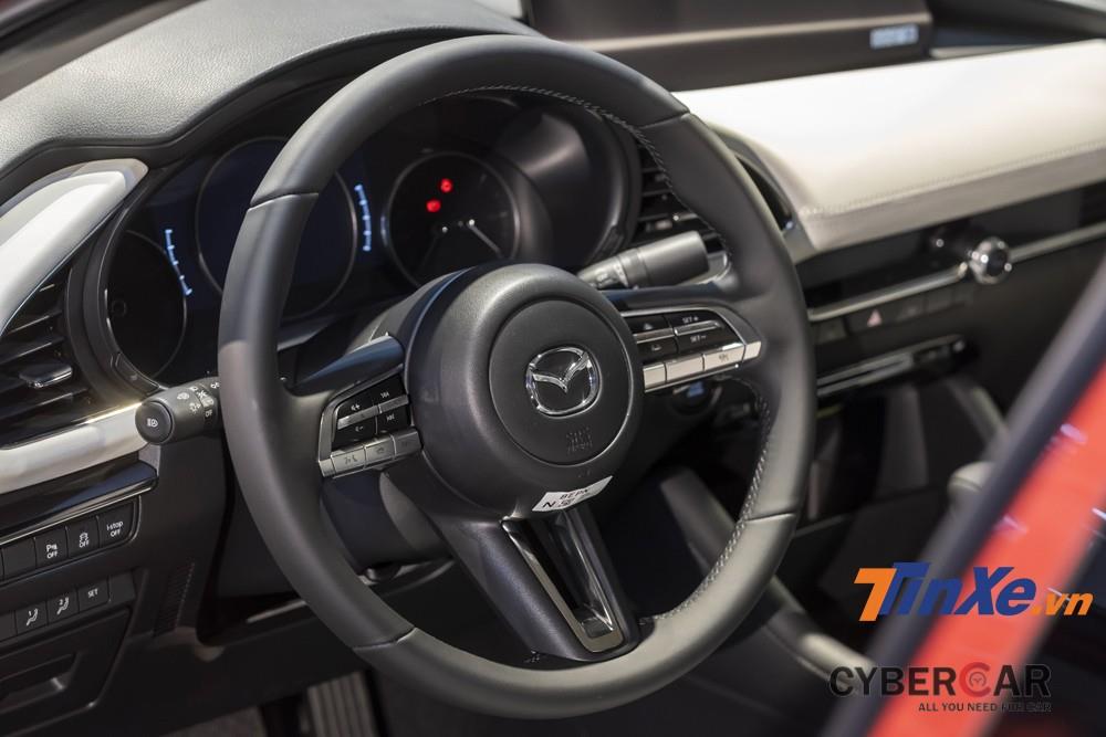 Vô-lăng trên Mazda3 2020 thanh mảnh hơn nhưng vẫn đầy đủ các nút bấm chức năng.