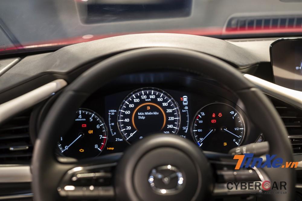 Đồng hồ phía sau vô-lăng Mazda3 2020 vẫn giữ thiết kế đặc trưng nhưng tinh tế hơn nhiều.