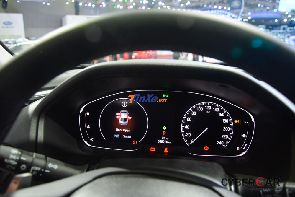 Bảng đồng hồ của Honda Accord 2019 có thiết kế analog kết hợp với màn hình LCD lớn đặt bên trái, có phần sang trọng hơn trang bị của Toyota Camry