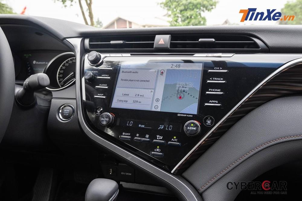 Do màn hình giải trí của Toyota camry đặt liền với khu vực bảng điều khiển trung tâm nên các nút bấm đem lại cảm giác rối mắt
