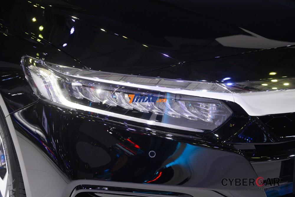 Honda Accord 2019 được trang bị dàn đèn full LED nhưng không có tính năng tự động cân bằng góc chiếu như Camry