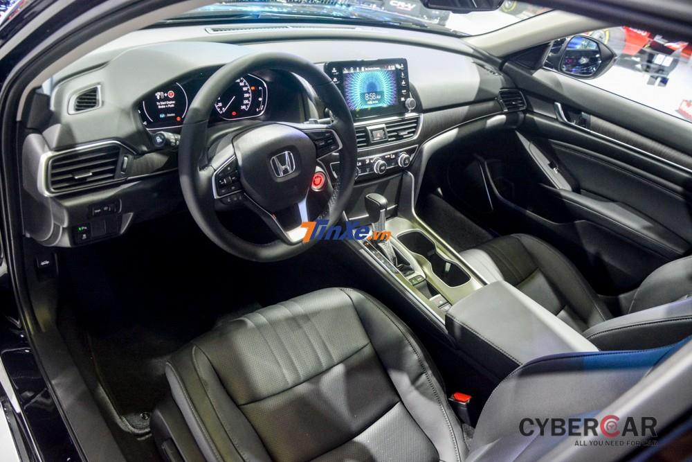 Nội thất của Honda Accord 2019 hiện đại và trẻ trung hơn Toyota Camry