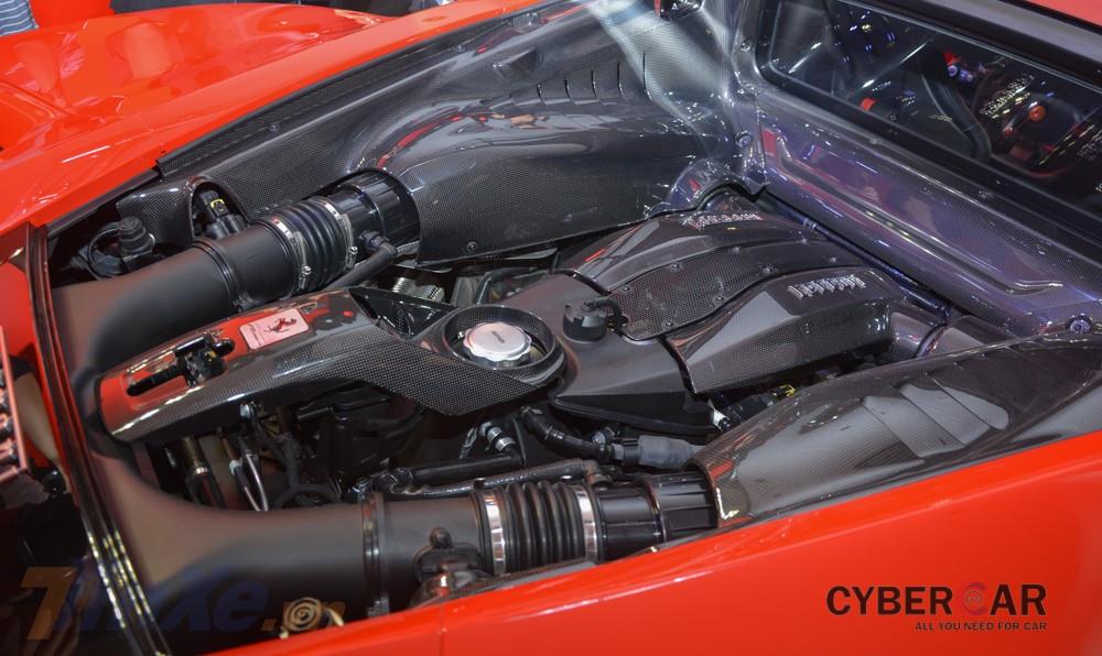 Khối động cơ V8 sản sinh công suất tối đa 710 mã lực của Ferrari F8 Tributo được ốp carbon