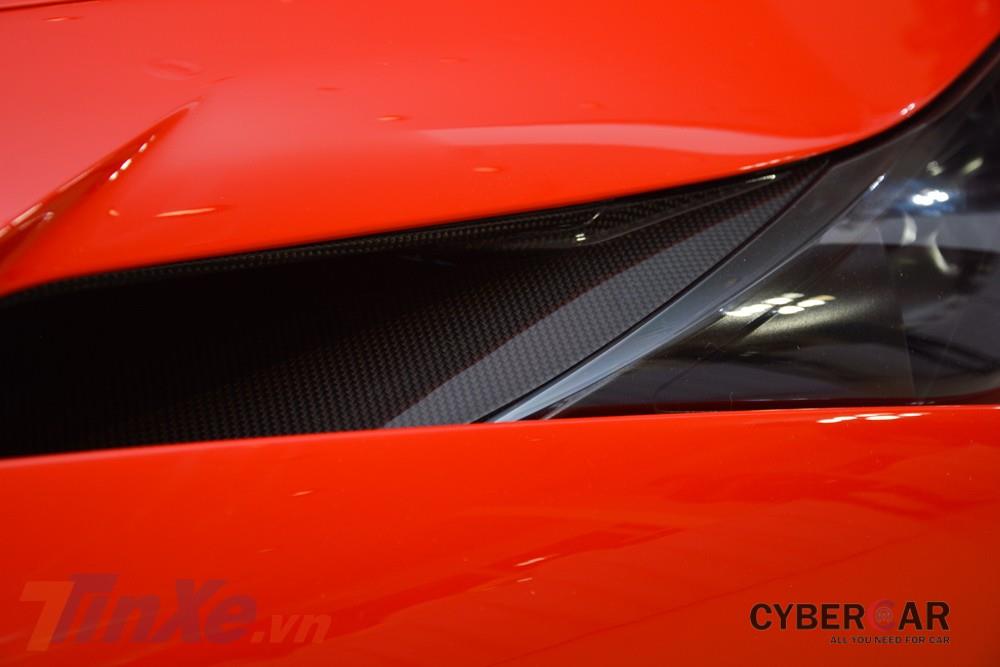Hốc gió làm mát bằng carbon trên đèn pha của Ferrari F8 Tributo