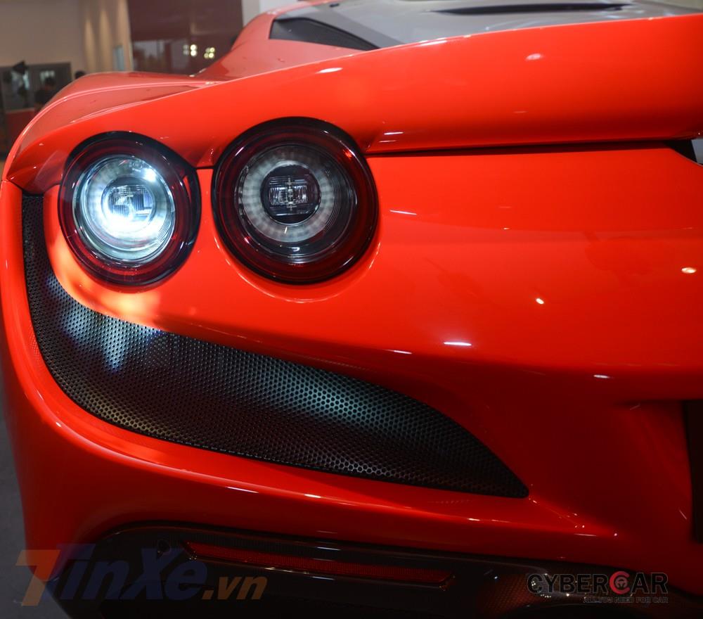 Đèn pha đôi của siêu xe Ferrari F8 Tributo và phía dưới là lưới tản nhiệt