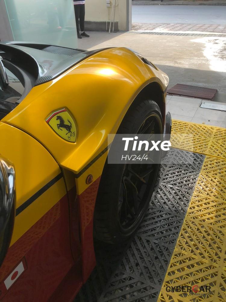Các vòm bánh xe của Ferrari 458 Italia mang gói độ thứ 2 của Liberty Walk đã không còn được cố định bằng đinh tán
