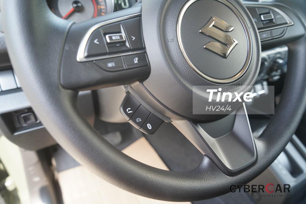Vô-lăng xe là loại 3 chấu có thiết kế quen thuộc đối với người dùng Việt Nam, đặc biệt là các chủ sở hữu Suzuki Swift. Trên vô-lăng của Suzuki Jimny thế hệ thứ 4 tích hợp thêm các nút bấm như nghe điện thoại, tăng giảm âm lượng...