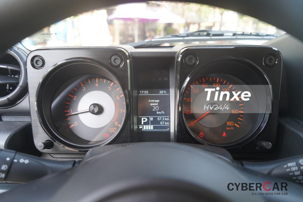 Nằm ngay phía sau vô-lăng của Suzuki Jimny 2020 là một màn hình kỹ thuật số đặt giữa hai đồng hồ dạng analog. Đồng hồ kỹ thuật số thể hiện lượng xăng, tốc độ xe đi, quãng đường xe chạy, thời gian, nhiệt độ và cả cấp số của xe.