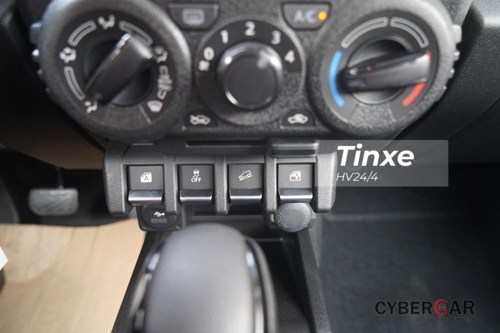 Khu vực điều khiển hệ thống điều hòa tự động một vùng trên Suzuki Jimny 2020 là các núm xoay truyền thống, trong khi ngay bên dưới là cụm nút chỉnh nâng/hạ kính được bố trí như những chiếc Mercedes-Benz G-Class và Land Rover Defender đời cũ. 