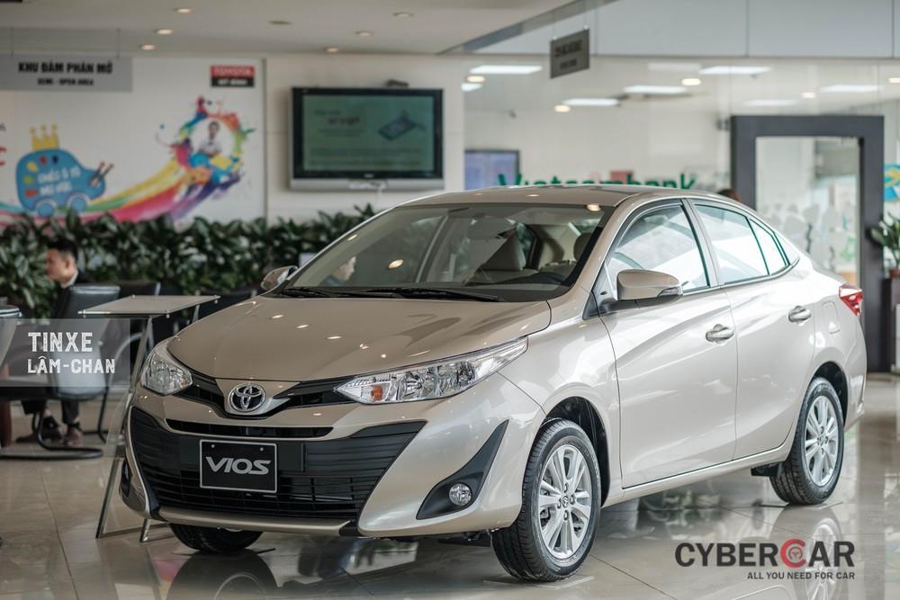 Trước khi được nâng cấp, Toyota Vios tuy bán chạy nhất nhì thị trường ô tô Việt Nam nhưng khá thua thiệt về mặt trang bị so với các đối thủ cùng phân khúc