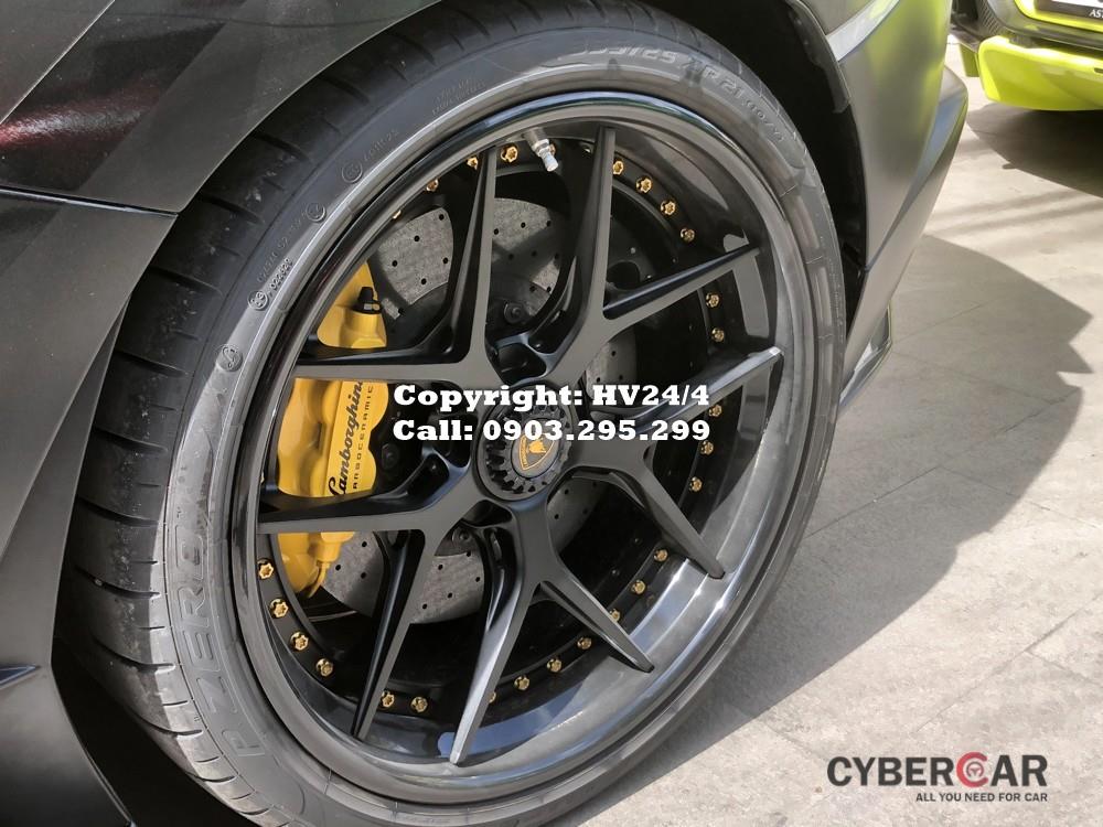 Nâng cấp món đồ độ tiếp theo dành cho siêu xe Lamborghini Aventador S LP740-4 độc nhất Việt Nam chính là bộ mâm độ 3 mảnh mang tên gọi S21-01 của hãng Vossen có thiết kế 5 chấu kép sơn đen cùng các con ốc và kẹp phanh sơn vàng nổi bật. 