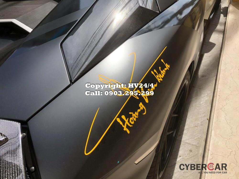 Tất nhiên là chủ nhân chiếc siêu xe Lamborghini Aventador S LP740-4 độc nhất Việt Nam cũng muốn thể hiện dấu ấn chơi xe của mình qua chữ ký và tên xuất hiện ở vòm bánh xe sau phía bên ghế phụ.